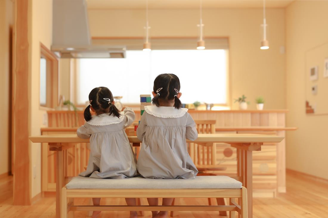 無垢のダイニングで並ぶ子ども
